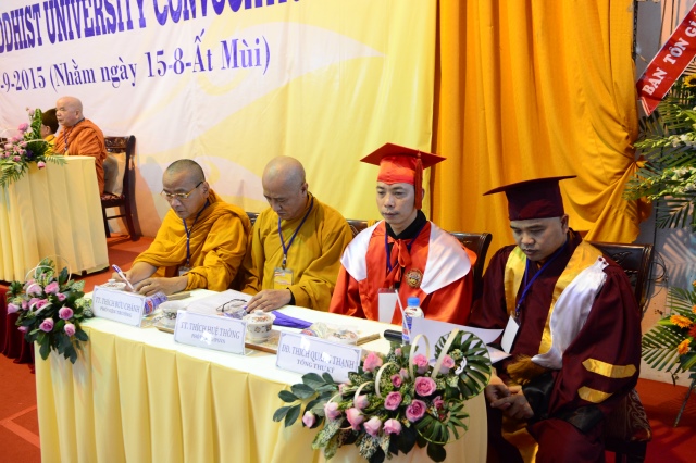 Gần 500 Cử nhân và Thạc sĩ Phật học khóa IX hân hoan mừng lễ tốt nghiệp