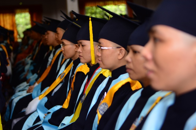 Gần 500 Cử nhân và Thạc sĩ Phật học khóa IX hân hoan mừng lễ tốt nghiệp