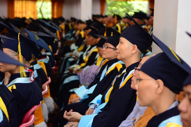 Gần 500 Cử nhân và Thạc sĩ Phật học khóa IX hân hoan mừng lễ tốt nghiệp
