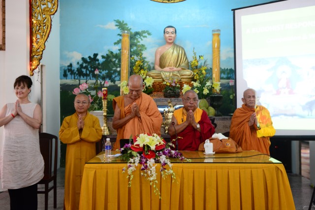 Tiến sĩ người Đức thuyết trình về Phật giáo và thiên nhiên: thương yêu con người và động vật