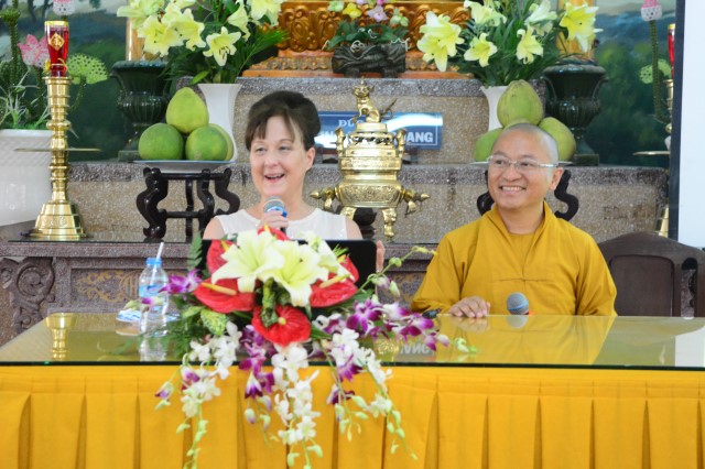 Tiến sĩ người Đức thuyết trình về Phật giáo và thiên nhiên: thương yêu con người và động vật