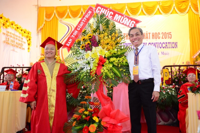 Gần 500 Cử nhân và Thạc sĩ Phật học khóa IX hân hoan mừng lễ tốt nghiệp