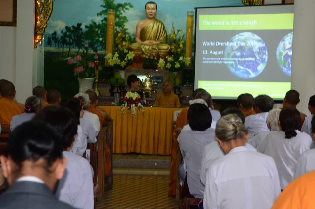 Tiến sĩ người Đức thuyết trình về Phật giáo và thiên nhiên: thương yêu con người và động vật