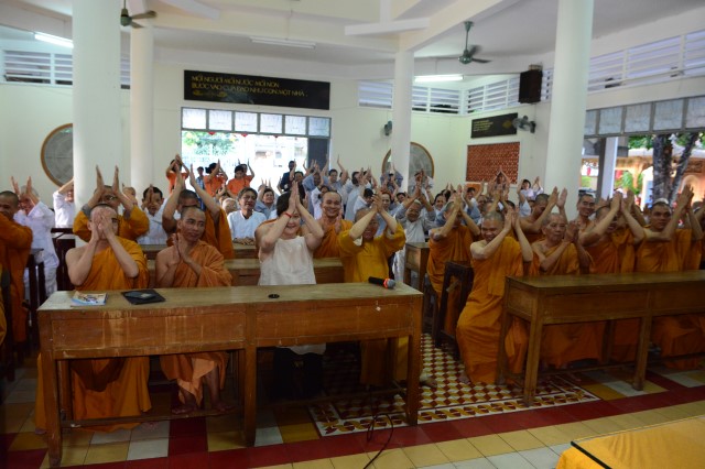 Tiến sĩ người Đức thuyết trình về Phật giáo và thiên nhiên: thương yêu con người và động vật