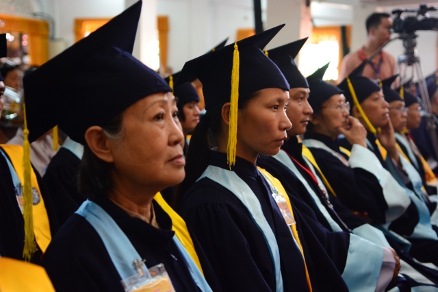 Gần 500 Cử nhân và Thạc sĩ Phật học khóa IX hân hoan mừng lễ tốt nghiệp