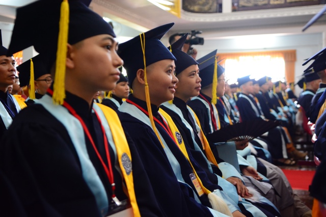 Gần 500 Cử nhân và Thạc sĩ Phật học khóa IX hân hoan mừng lễ tốt nghiệp