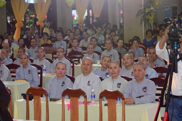 Tiến sĩ người Đức thuyết trình về Phật giáo và thiên nhiên: thương yêu con người và động vật