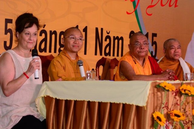 Tiến sĩ người Đức thuyết trình về Phật giáo và thiên nhiên: thương yêu con người và động vật