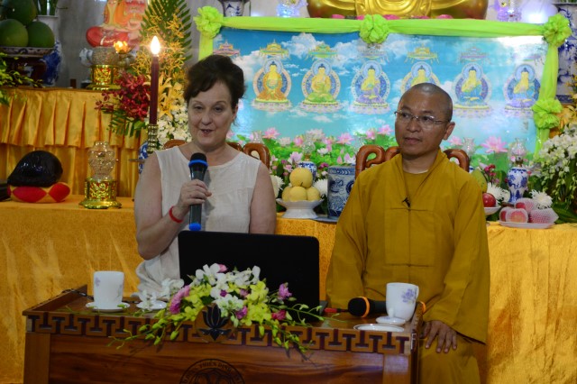 Tiến sĩ người Đức thuyết trình về Phật giáo và thiên nhiên: thương yêu con người và động vật