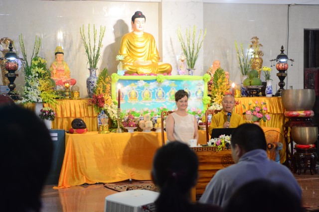 Tiến sĩ người Đức thuyết trình về Phật giáo và thiên nhiên: thương yêu con người và động vật