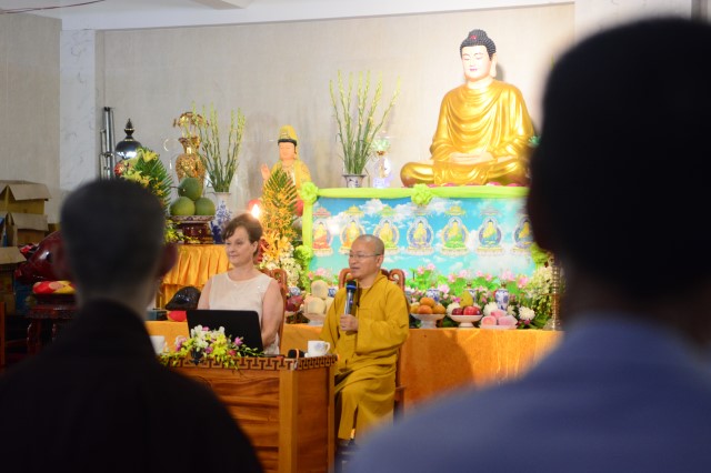 Tiến sĩ người Đức thuyết trình về Phật giáo và thiên nhiên: thương yêu con người và động vật