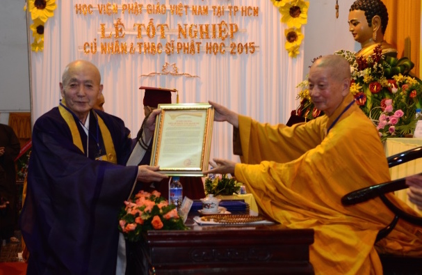 Gần 500 Cử nhân và Thạc sĩ Phật học khóa IX hân hoan mừng lễ tốt nghiệp