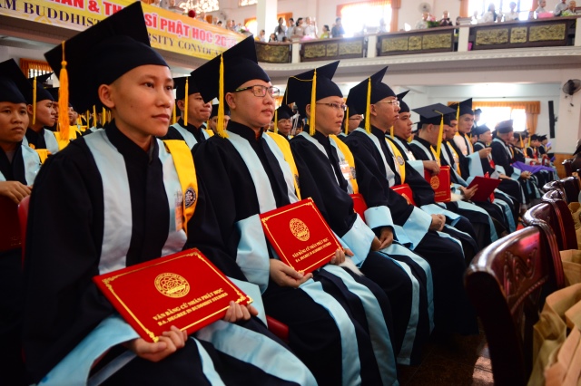 Gần 500 Cử nhân và Thạc sĩ Phật học khóa IX hân hoan mừng lễ tốt nghiệp