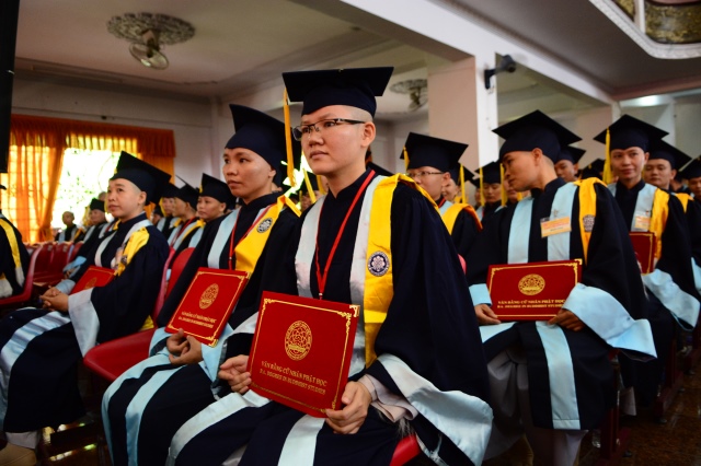 Gần 500 Cử nhân và Thạc sĩ Phật học khóa IX hân hoan mừng lễ tốt nghiệp