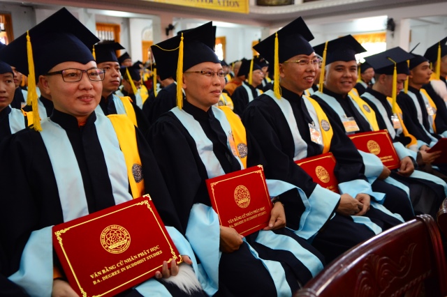 Gần 500 Cử nhân và Thạc sĩ Phật học khóa IX hân hoan mừng lễ tốt nghiệp