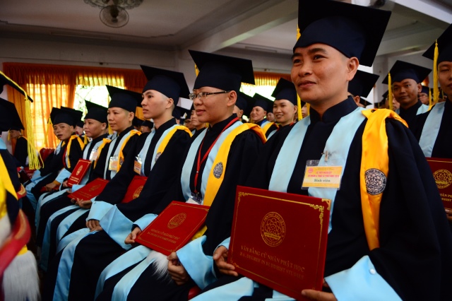 Gần 500 Cử nhân và Thạc sĩ Phật học khóa IX hân hoan mừng lễ tốt nghiệp