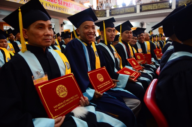 Gần 500 Cử nhân và Thạc sĩ Phật học khóa IX hân hoan mừng lễ tốt nghiệp