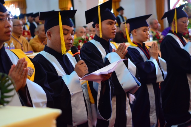 Gần 500 Cử nhân và Thạc sĩ Phật học khóa IX hân hoan mừng lễ tốt nghiệp