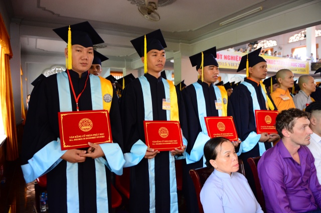Gần 500 Cử nhân và Thạc sĩ Phật học khóa IX hân hoan mừng lễ tốt nghiệp