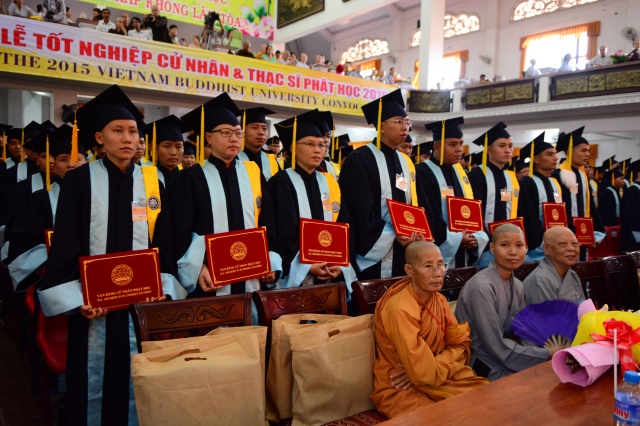 Gần 500 Cử nhân và Thạc sĩ Phật học khóa IX hân hoan mừng lễ tốt nghiệp
