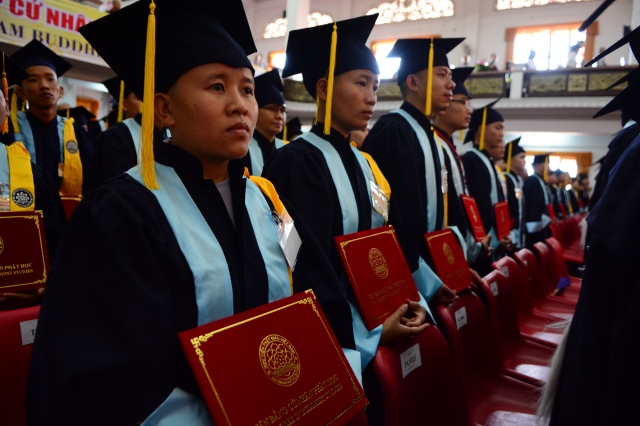Gần 500 Cử nhân và Thạc sĩ Phật học khóa IX hân hoan mừng lễ tốt nghiệp