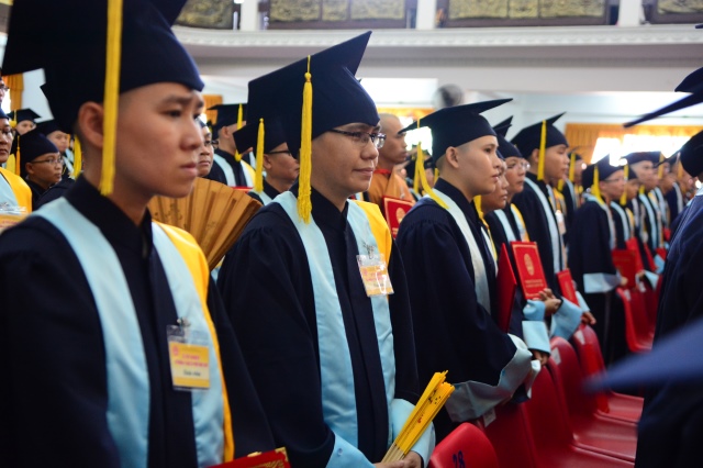 Gần 500 Cử nhân và Thạc sĩ Phật học khóa IX hân hoan mừng lễ tốt nghiệp