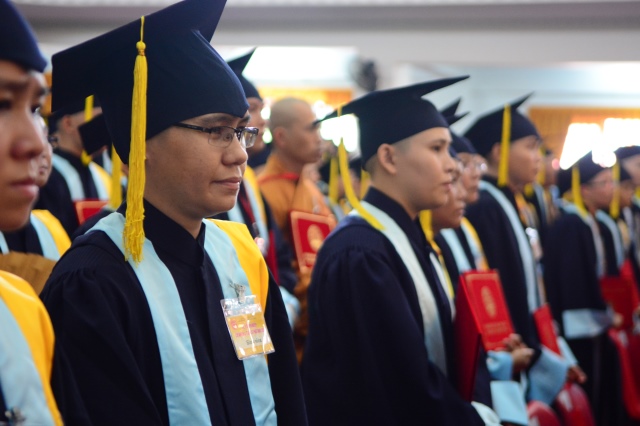 Gần 500 Cử nhân và Thạc sĩ Phật học khóa IX hân hoan mừng lễ tốt nghiệp