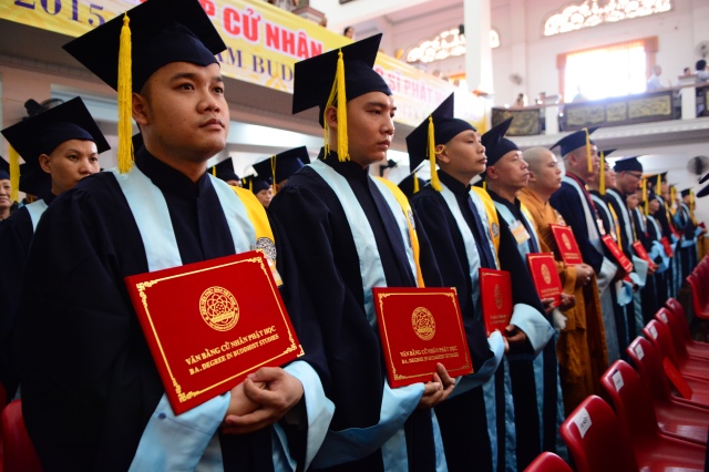 Gần 500 Cử nhân và Thạc sĩ Phật học khóa IX hân hoan mừng lễ tốt nghiệp