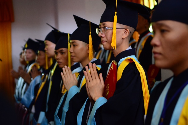 Gần 500 Cử nhân và Thạc sĩ Phật học khóa IX hân hoan mừng lễ tốt nghiệp