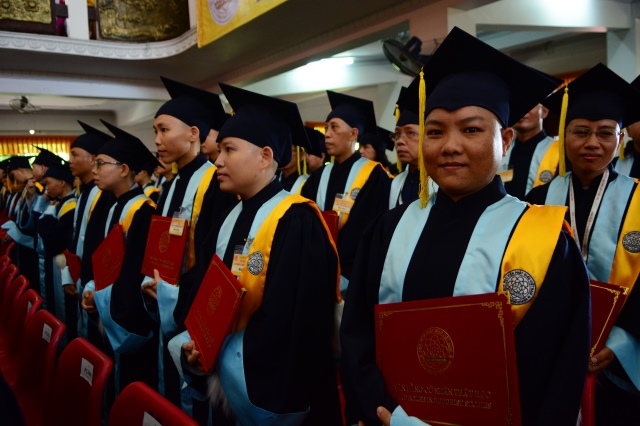 Gần 500 Cử nhân và Thạc sĩ Phật học khóa IX hân hoan mừng lễ tốt nghiệp