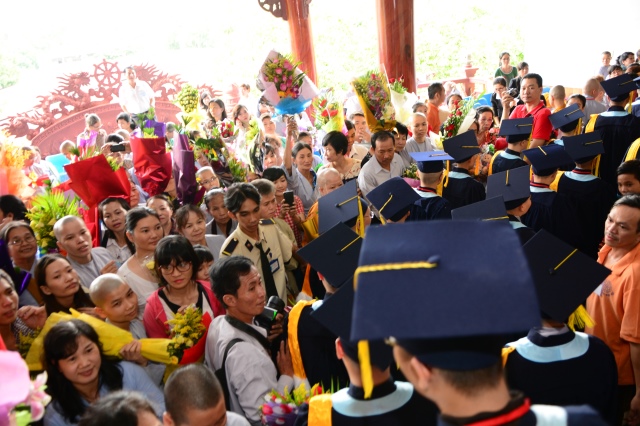 Gần 500 Cử nhân và Thạc sĩ Phật học khóa IX hân hoan mừng lễ tốt nghiệp