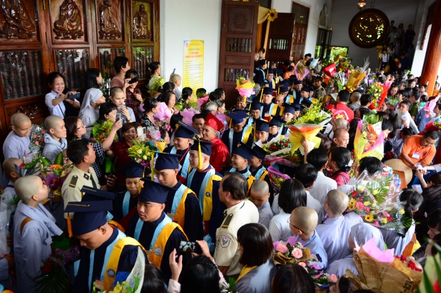 Gần 500 Cử nhân và Thạc sĩ Phật học khóa IX hân hoan mừng lễ tốt nghiệp
