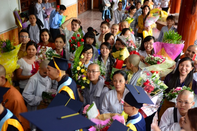Gần 500 Cử nhân và Thạc sĩ Phật học khóa IX hân hoan mừng lễ tốt nghiệp
