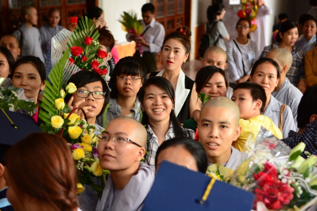 Gần 500 Cử nhân và Thạc sĩ Phật học khóa IX hân hoan mừng lễ tốt nghiệp