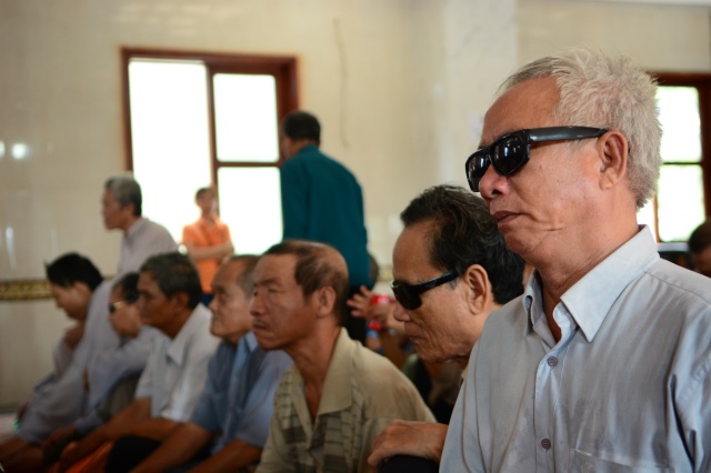 Quỹ Đạo Phật Ngày Nay: Tặng quà cho 163 người khiếm thị thành phố 09-2015