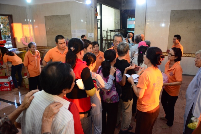 Quỹ Đạo Phật Ngày Nay: Tặng quà cho 163 người khiếm thị thành phố 09-2015