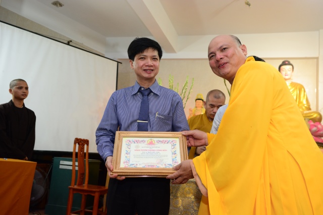 Quỹ Đạo Phật Ngày Nay tặng trên 200 xuất học bổng cho Tăng Ni năm học 2015-2016