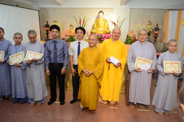 Quỹ Đạo Phật Ngày Nay tặng trên 200 xuất học bổng cho Tăng Ni năm học 2015-2016