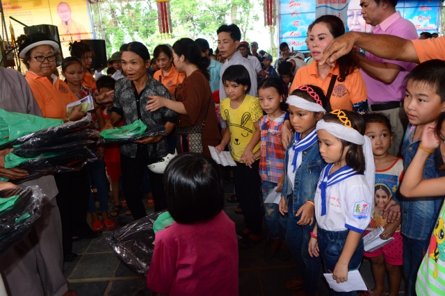 Quỹ Đạo Phật Ngày Nay chia sẻ tình thương với vùng đất nghèo Hà Tĩnh