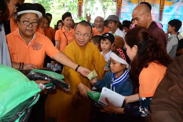 Quỹ Đạo Phật Ngày Nay chia sẻ tình thương với vùng đất nghèo Hà Tĩnh