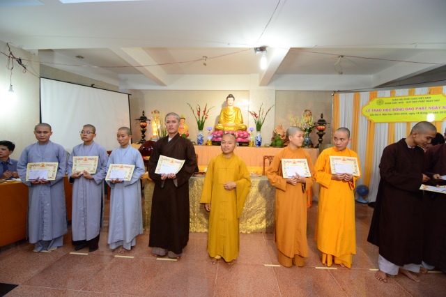 Quỹ Đạo Phật Ngày Nay tặng trên 200 xuất học bổng cho Tăng Ni năm học 2015-2016