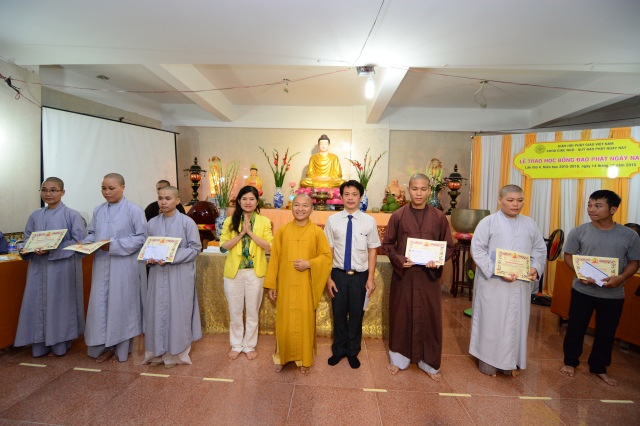 Quỹ Đạo Phật Ngày Nay tặng trên 200 xuất học bổng cho Tăng Ni năm học 2015-2016