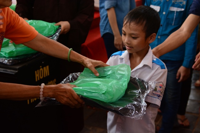 Quỹ Đạo Phật Ngày Nay chia sẻ tình thương với vùng đất nghèo Hà Tĩnh