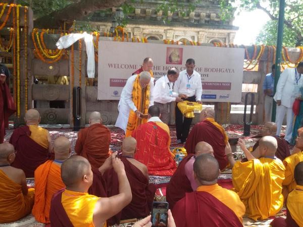 Ấn Độ: Chùm ảnh Thủ tướng Ấn Độ Narendra Modi chiêm bái và cầu nguyện tại Tháp Giác Ngộ