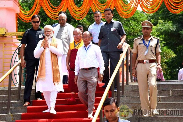 Ấn Độ: Chùm ảnh Thủ tướng Ấn Độ Narendra Modi chiêm bái và cầu nguyện tại Tháp Giác Ngộ