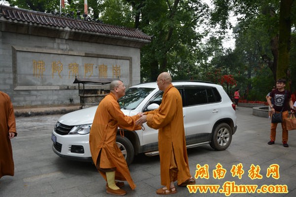 Trung Quốc: Hiệp hội Phật giáo Canada viếng thăm Lộc Sơn Tự