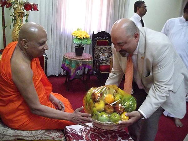 Sri lanka: Đại sứ Hoa Kỳ chiêm bái xá lợi Răng Phật tại chùa  Sri Dalada Maligawa