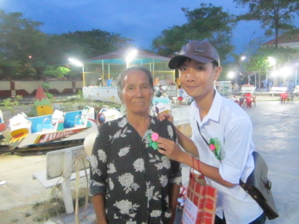 Chùa Bảo Phước mang “Hoa hồng xuống phố”