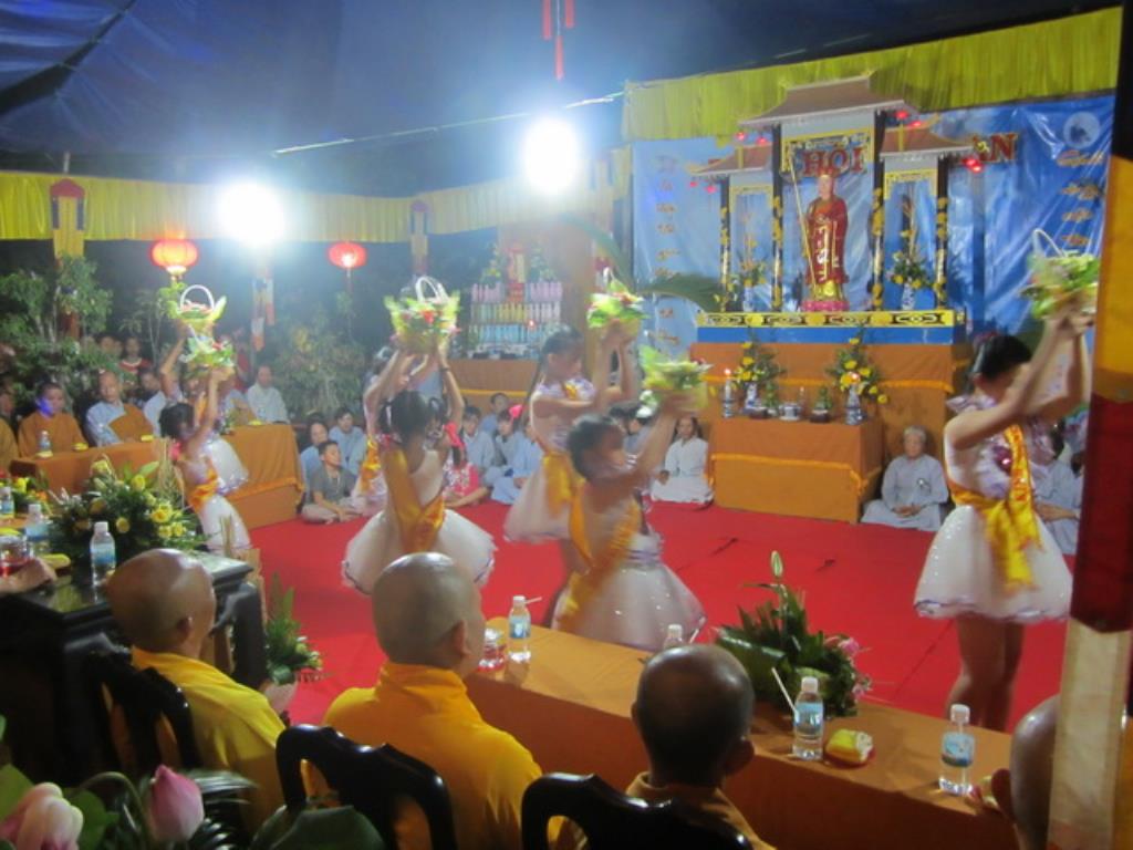 Pháp hội Vu lan-Lễ bông hồng cài áo ở tổ đình Thiên Bửu