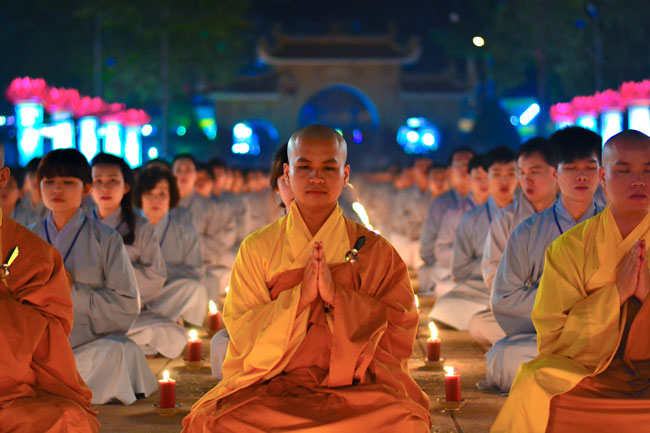 Đêm Hoa Đăng vía Phật A Di Đà